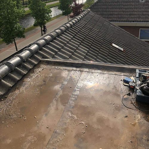 Een oude dakkapel met lekkages Een oude dakkapel in Zevenhuizen