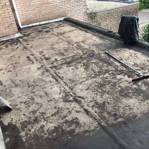 Schoonmaken van een plat dak in Zevenhuizen Schoonmaken van een plat dak in Zevenhuizen