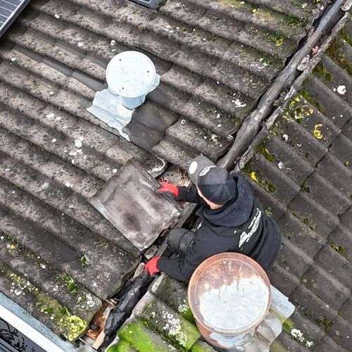 Het opnieuw vastleggen van dakpannen in Zevenhuizen Het opnieuw vastleggen van dakpannen in Zevenhuizen